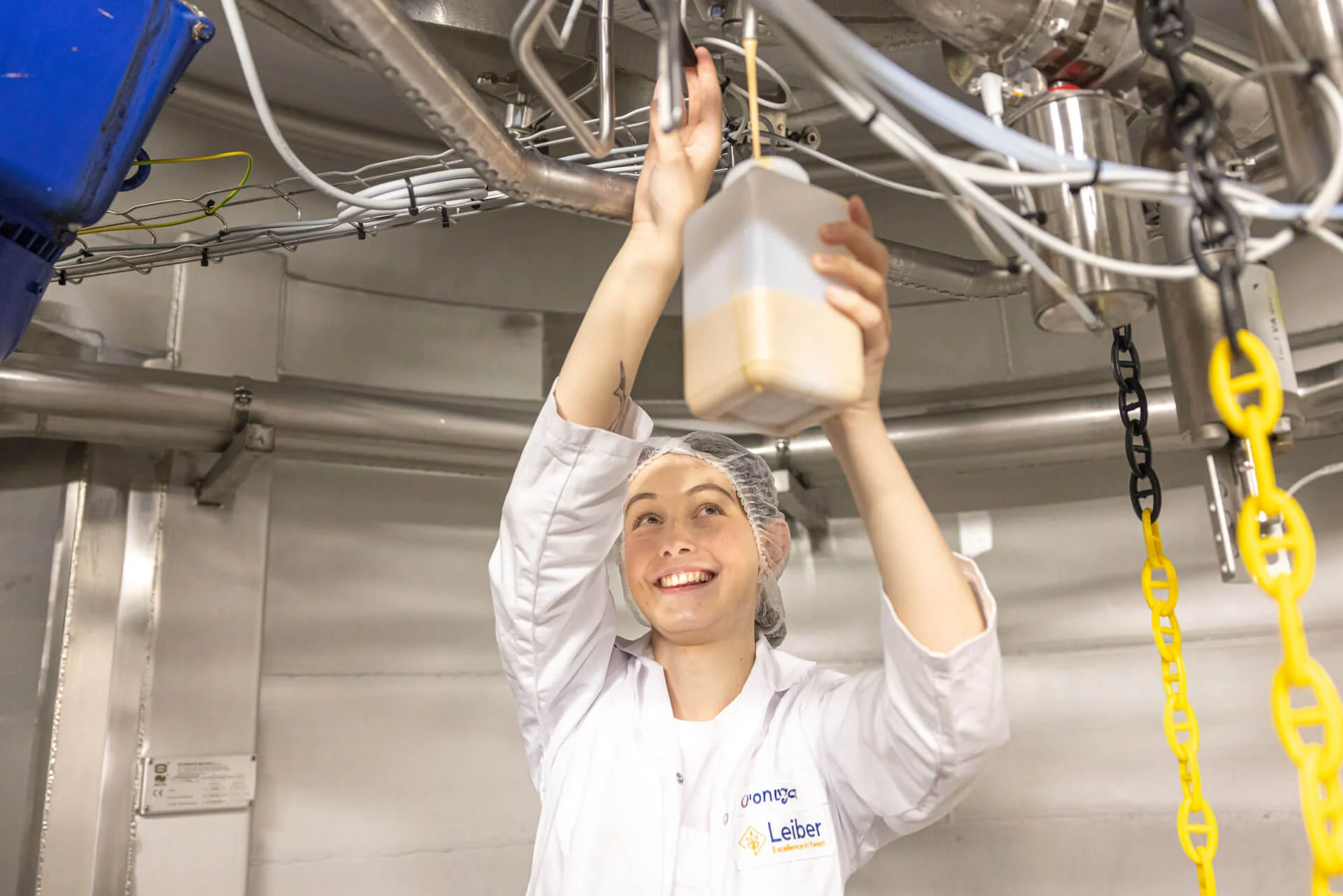 Auszubildende in der Produktion abzapfen