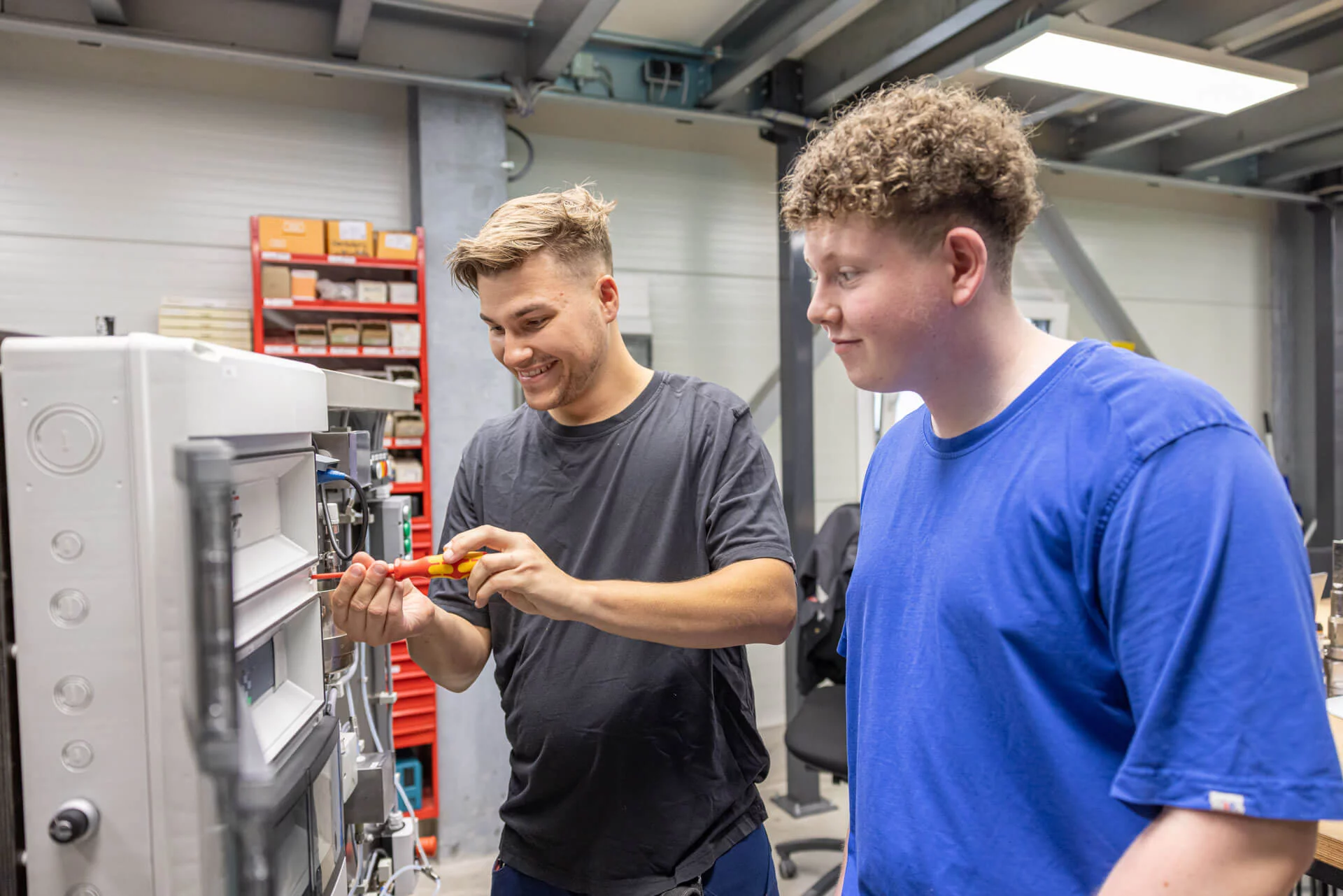 Zwei Elektriker Azubis am Schaltschrank
