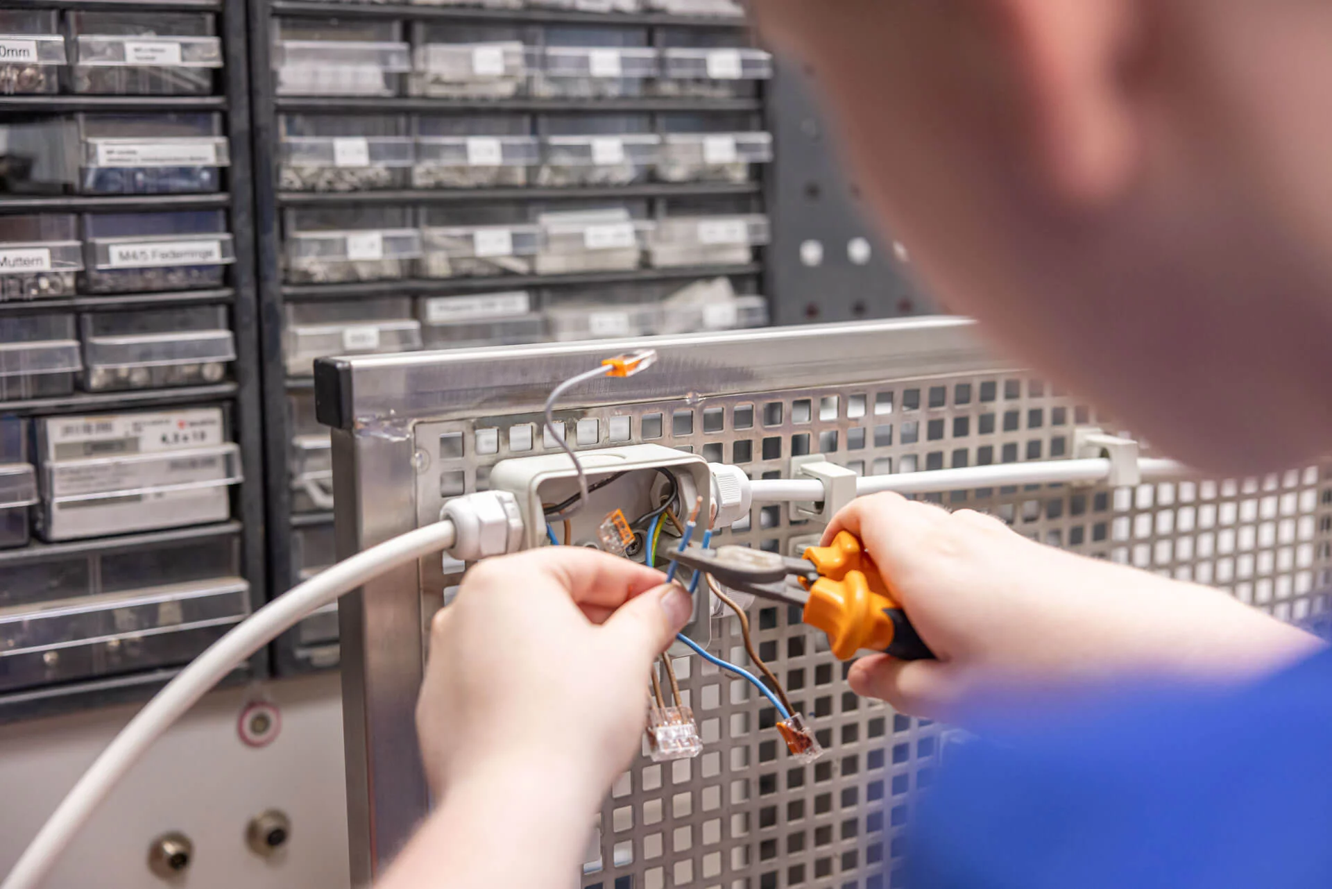 Elektriker Azubi beim verkabeln