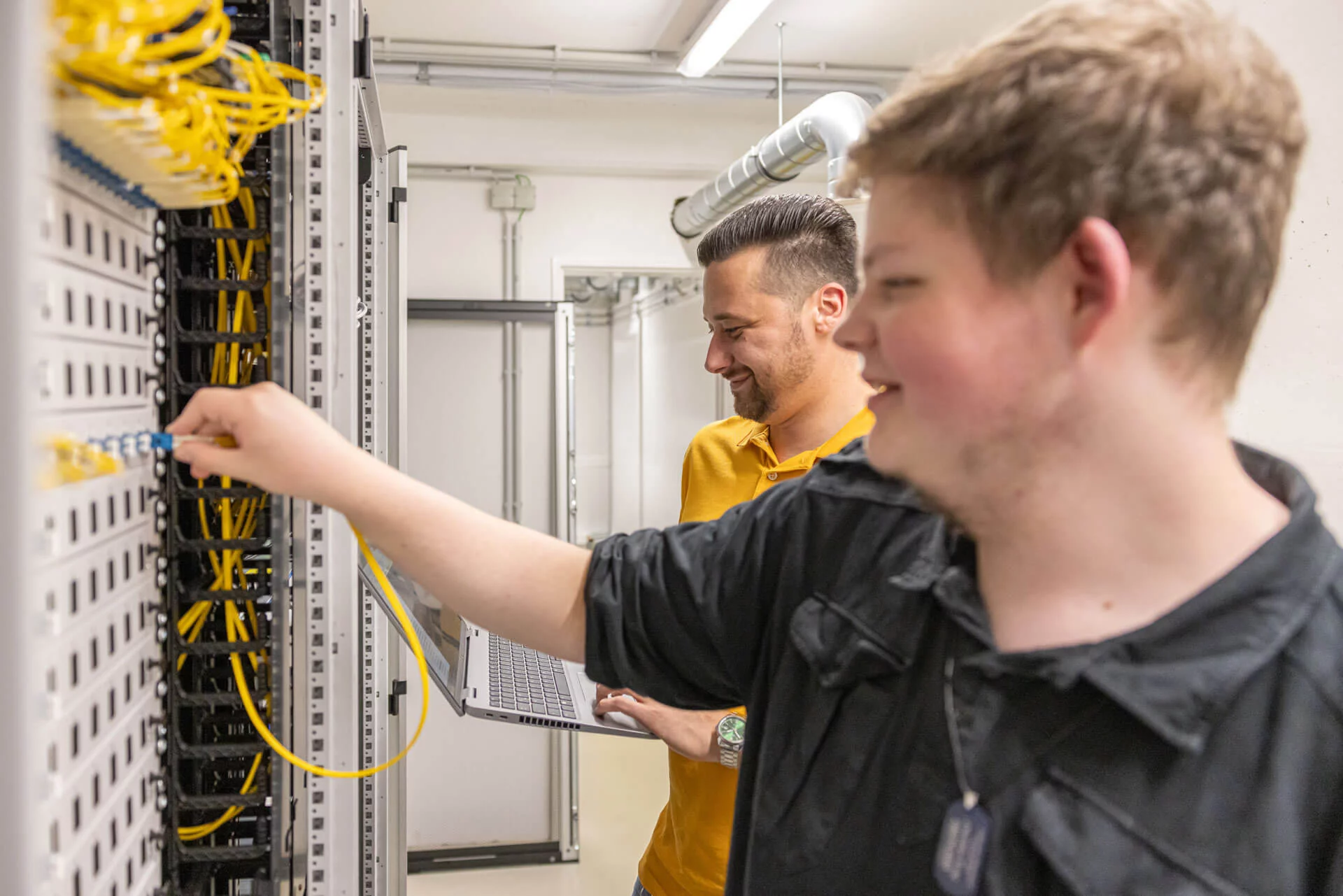 Elektriker Azubi und Mentor am Steckbrett