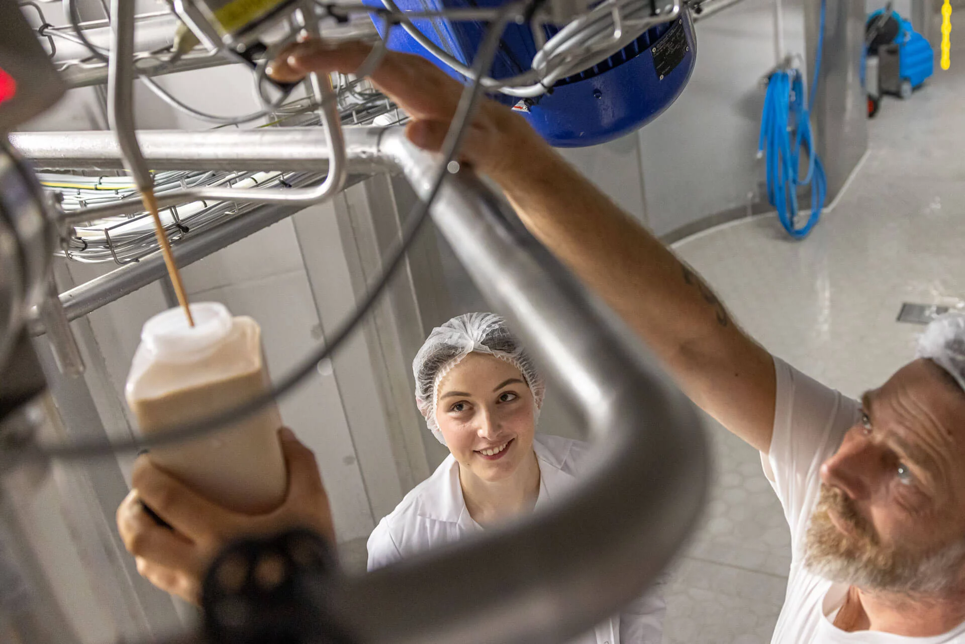 Produktion – Auszubildende und Mentor abzapfen