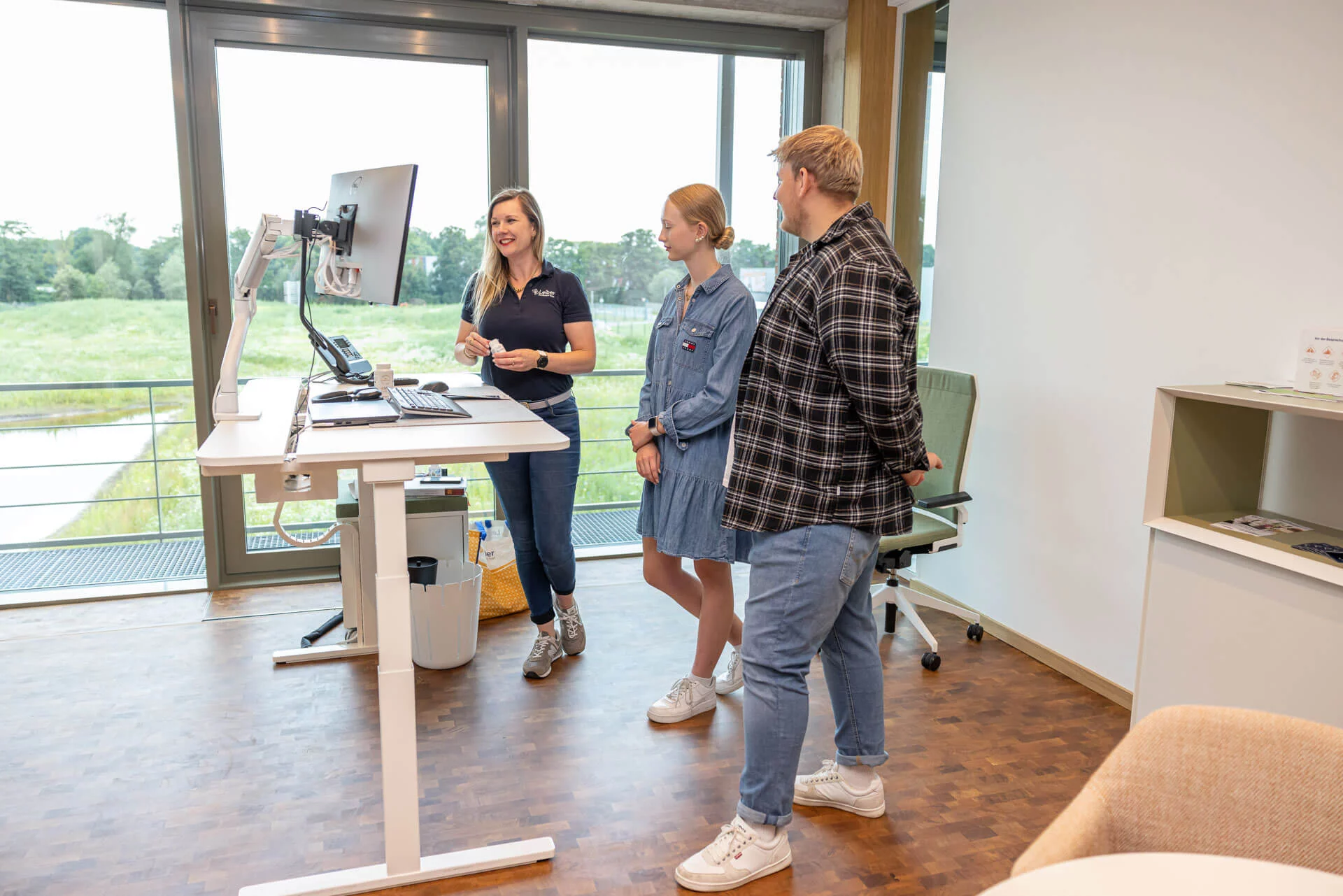 Marketingabteilung Büro – zwei Azubis und Marketingleiterin