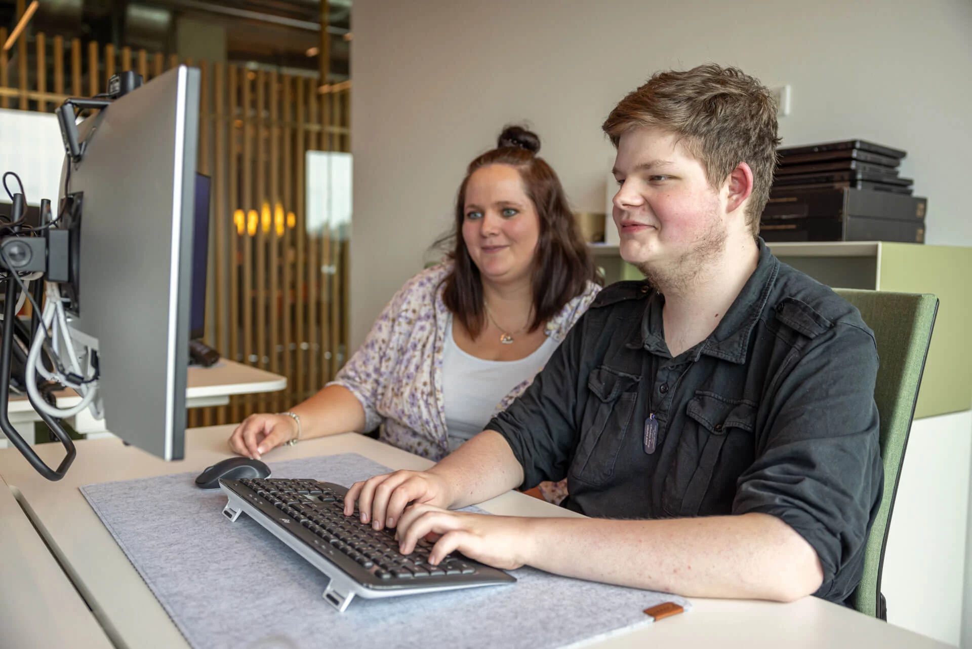 IT-Büro – zwei Azubis am PC