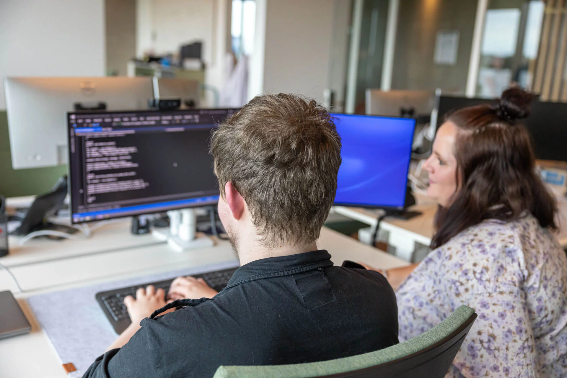 IT-Büro – zwei Azubis am PC