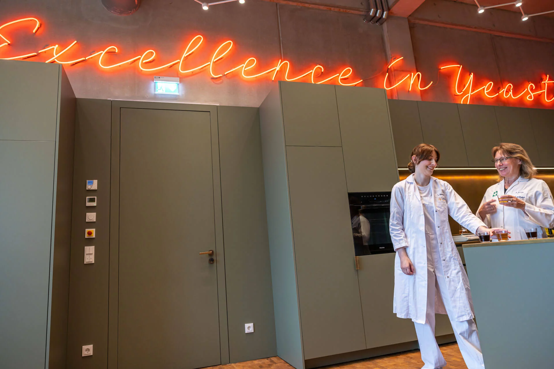 Testkueche – Auszubildende und Ausbilderin