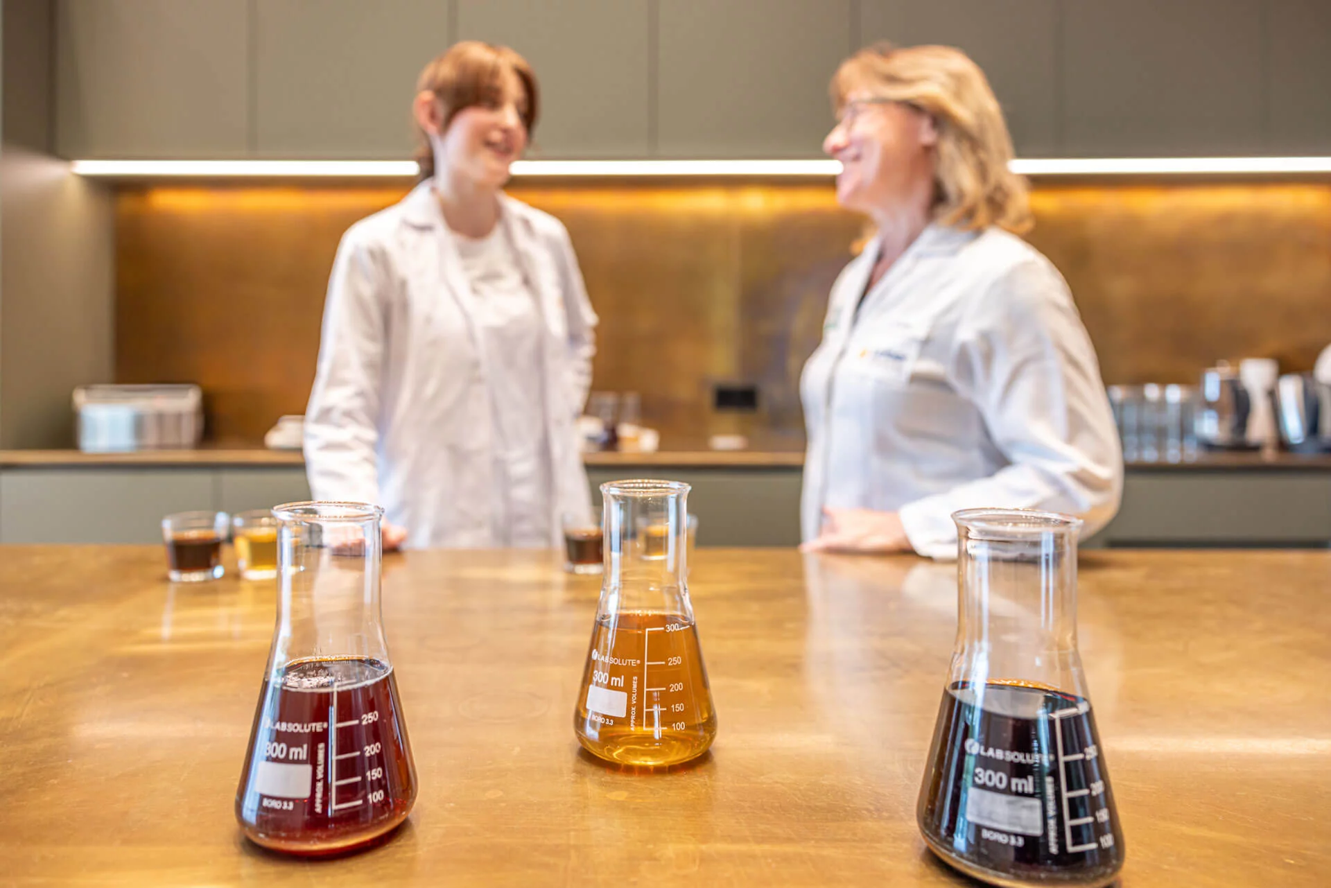 Testkueche – Auszubildende und Ausbilderin vor Messbechern