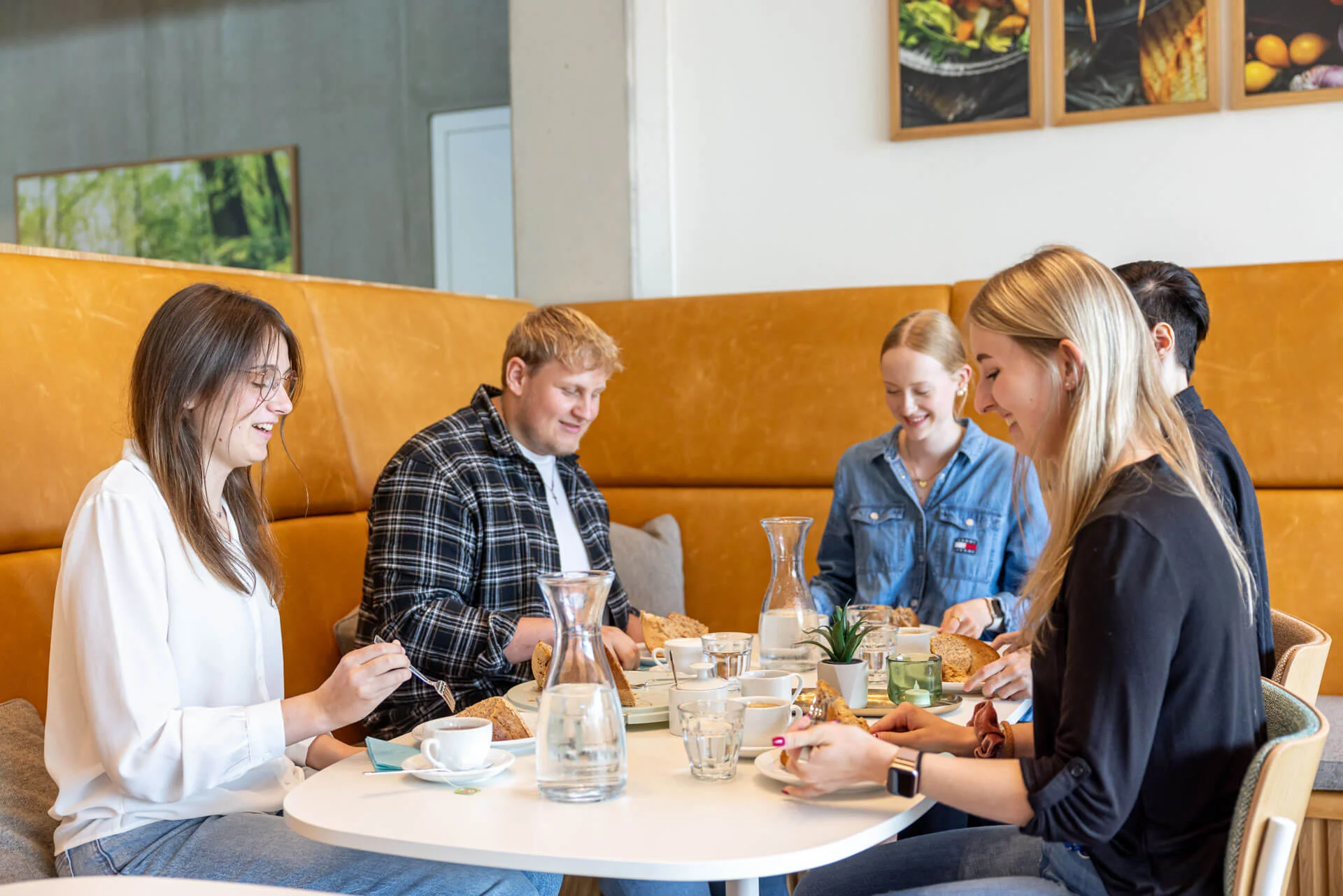 Azubi Gruppe in der Kantine