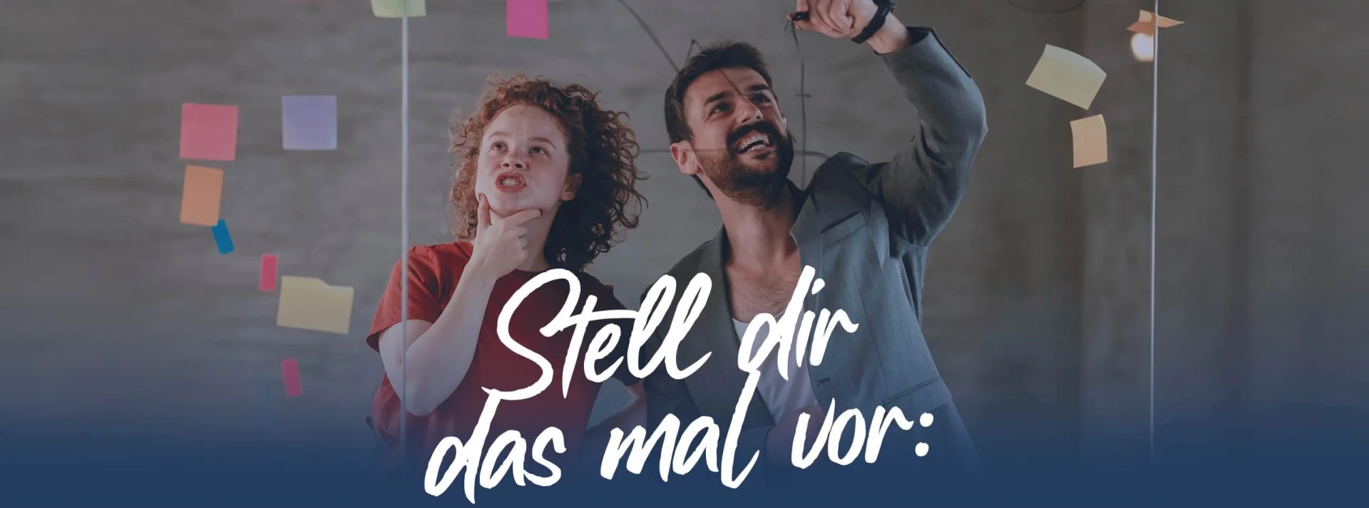Brainstorming – Auszubildende und Mentor mit Klebezetteln
