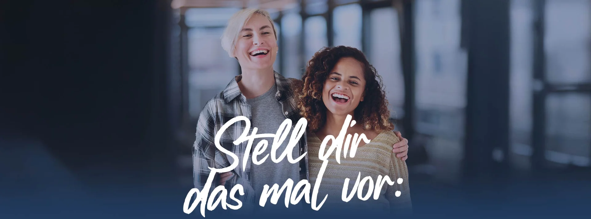 Mentorin uns Auszubildende im Büro lachen