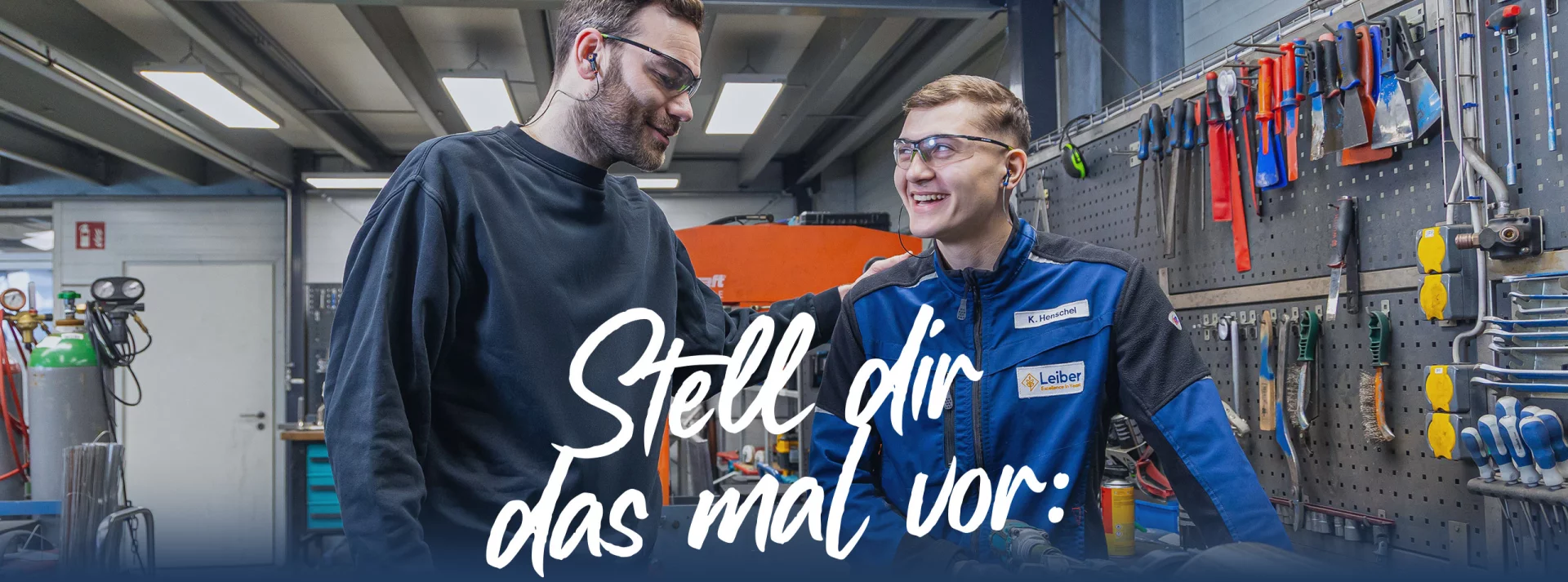Elektroniker Mentor und Auszubildender in der Werkstatt