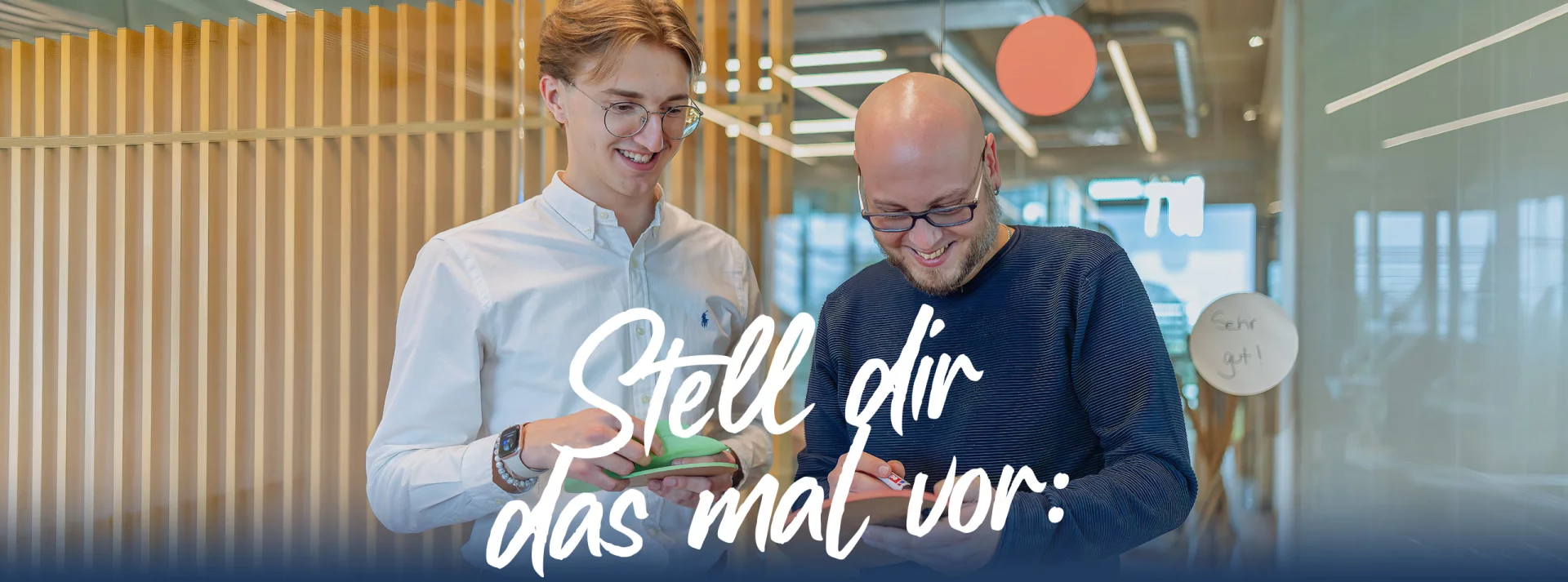 Fachinformatiker Mentur und Auszubildender im Brainstorming