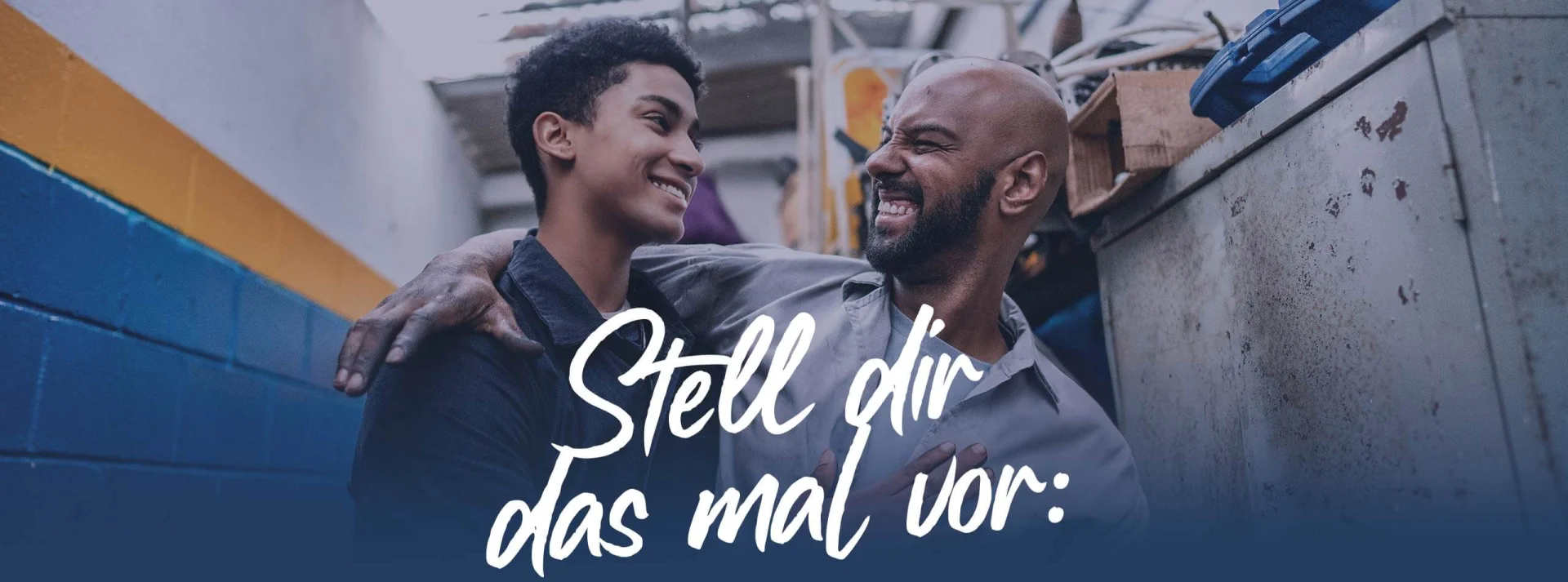 Industrie – Auszubildender und Mentor umarmen und freuen sich