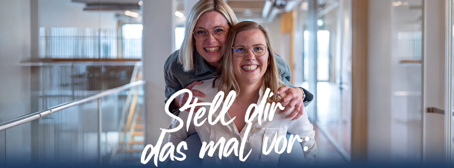Zwei junge Frauen Huckepack
